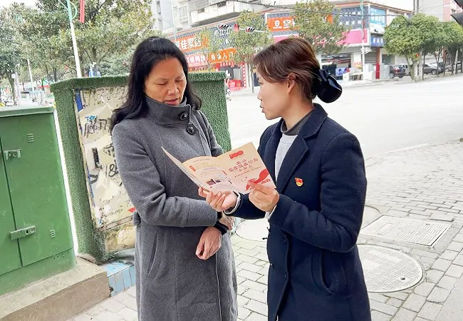 金融春风拂面来，雷锋精神薪火传