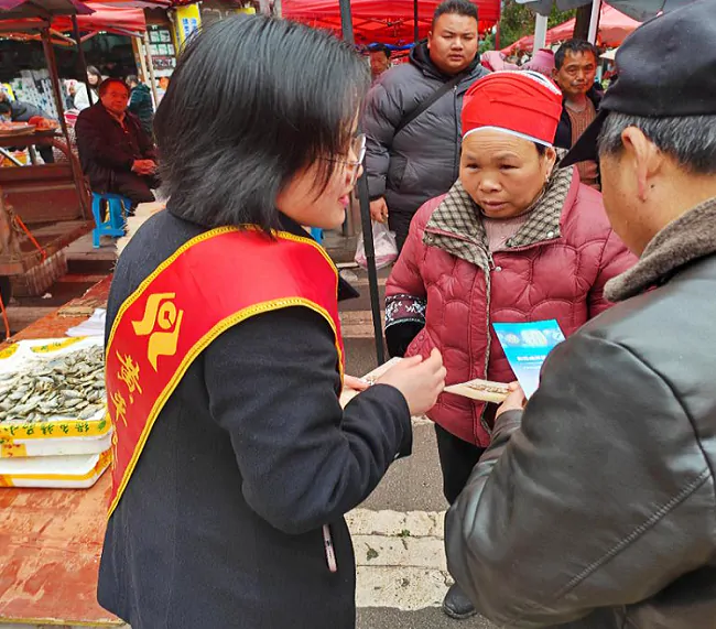 黄平农商银行云尚支行深入集市宣传现场11.png