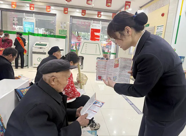 剑河农商银行在营业大厅宣讲金融知识.png
