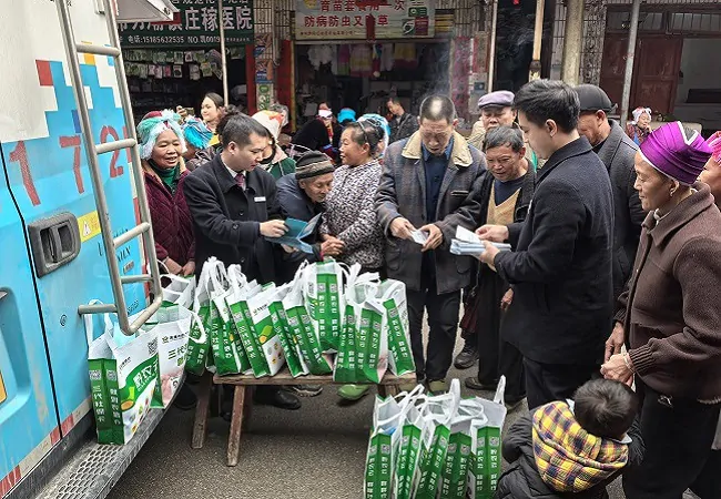 凯里农商银行万潮支行：政银携手3&middot;15 科普宣传助振兴