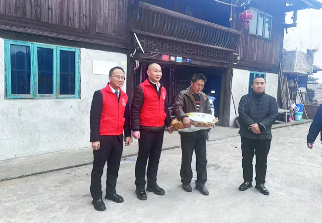丹寨富民村镇银行党支部慰问困难党员、助力春耕暖人心