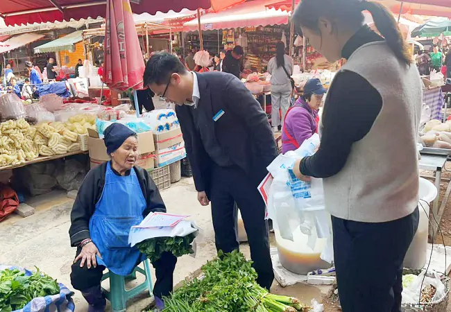 工作人员在农贸市场宣传走访.png