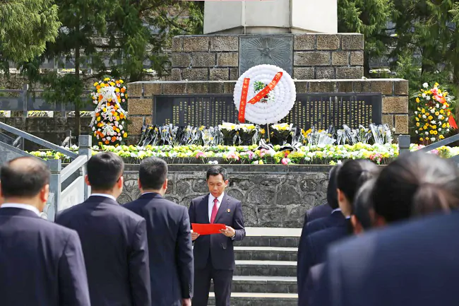 党委书记、董事长覃礼军向在场人员介绍黎平烈士陵园基本情况.png
