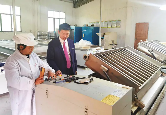 剑河农商银行工作人员查看自动化加工车间.png