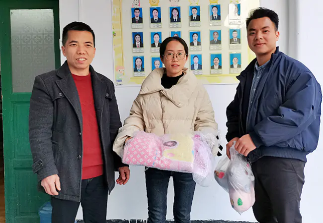 农行向谷坪小学捐赠图书和衣服2.png
