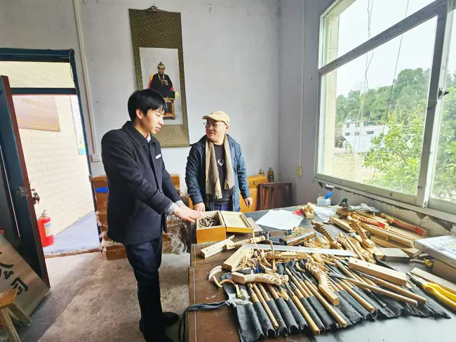 龙明开介绍“龙头”雕刻产品.png