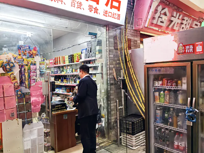 图为:该行工作人员向商铺发放密码安全宣传资料.png