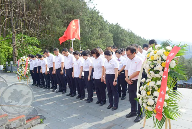 剑河农商银行开展&ldquo;传承红色精神 凝聚奋进力量&rdquo;主题党日活动