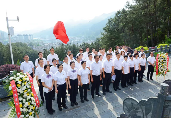 图为:剑河农商银行开展“传承红色精神 凝聚奋进力量”主题党日活动.png