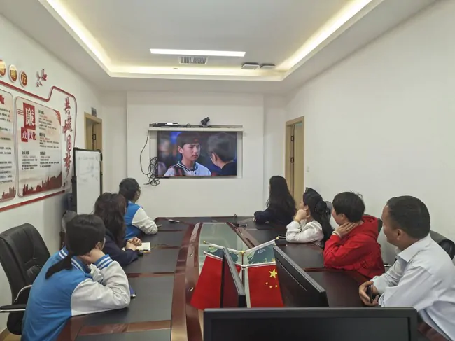 中国太保寿险黔东南中支组织观看《蛮好的人生》