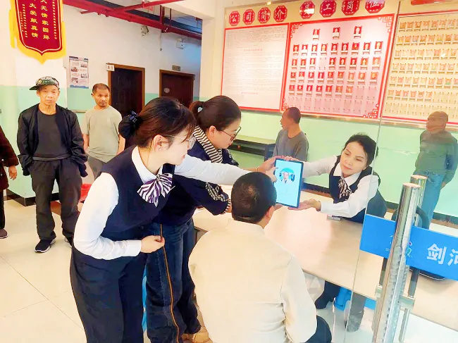 剑河农商银行：金融服务送上门，情暖夕阳红