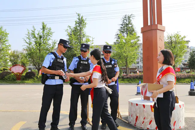 图为:为执勤警务人员送上饮用水配合并做好指引工作.png