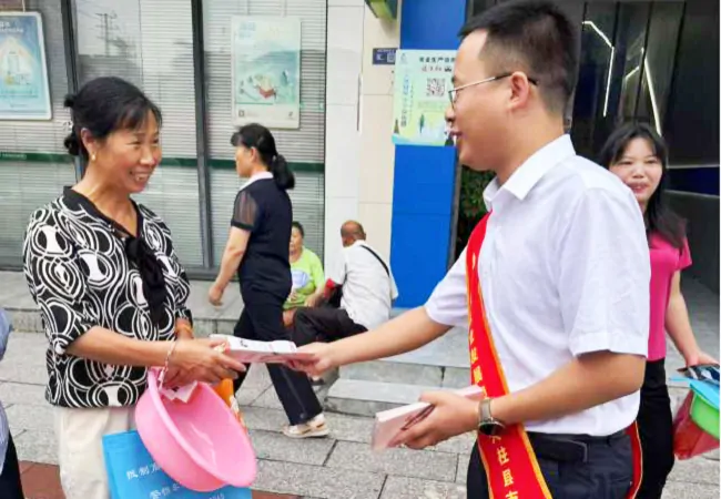 农发行天柱县支行开展2025年防范非法金融活动宣传月活动