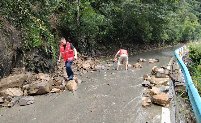 人保财险黔东南分公司:雨中的&ldquo;人保红&rdquo;