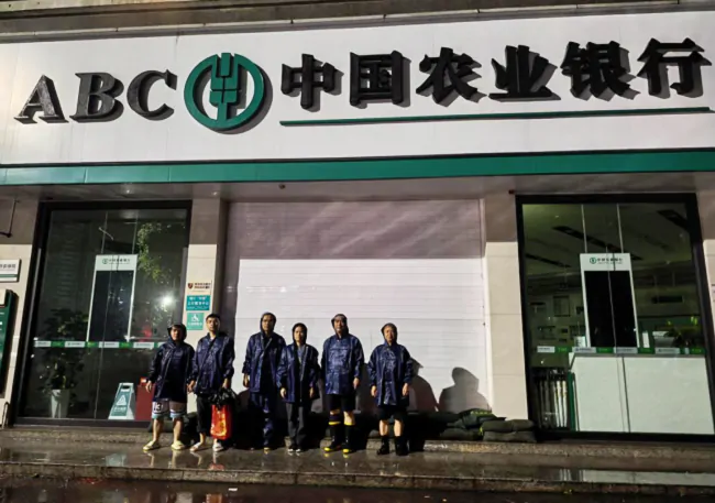 图为：农行榕江支行凌晨进行抢险11.png