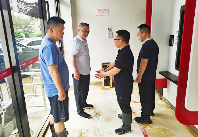 图为：贵州银行黔东南分行领导赶赴受灾支行靠前指挥灾后重建工作.png