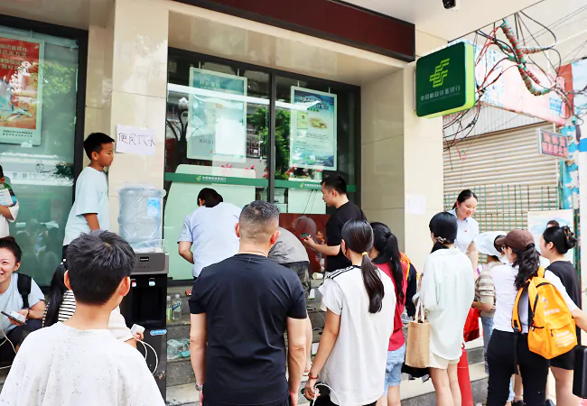 图为：邮储银行榕江县支行为群众提供免费手机充电服务和提供免费饮用水.png