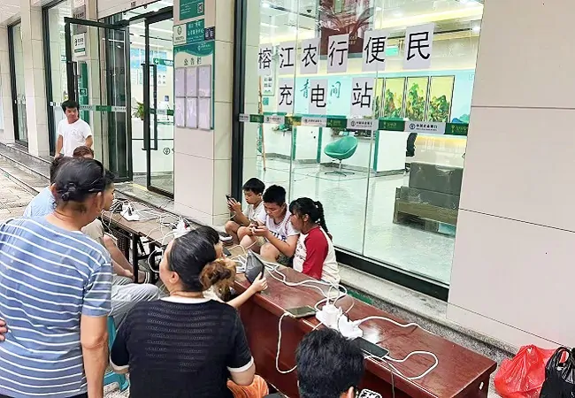 为群众提供充电等便民服务.jpg