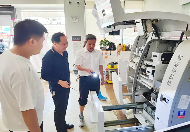 图为:二级分行工作人员对现场设备进行维修查看.png