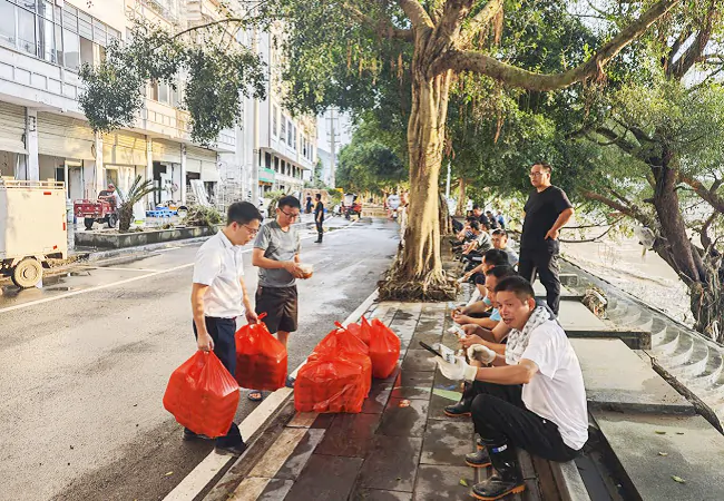图为:支行为抢险人员送餐.png