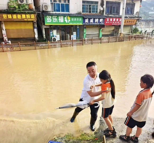 农发行从江县支行全力投入抗洪抢险助力家园重建