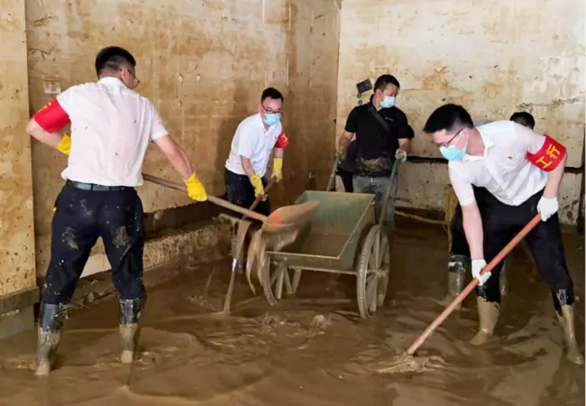 图为:该行党员先锋队为受灾商户清理商铺.png