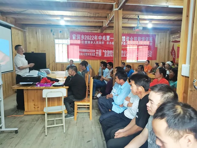 图为：黎平农商银行在牙双村开展金融知识宣传活动11.jpg