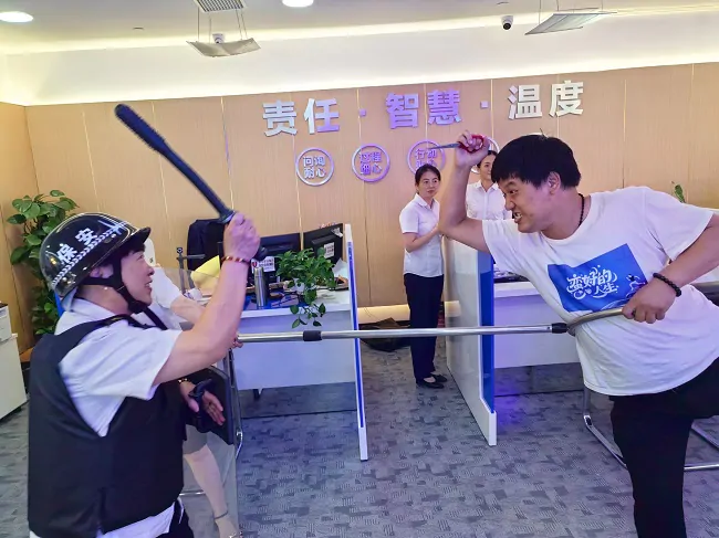 中国太保寿险黔东南中支开展防暴应急演练以实战演练筑牢安全防线