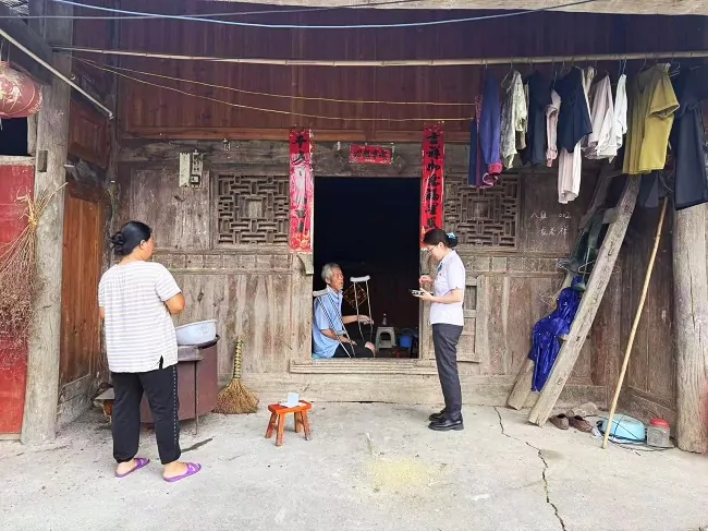 图为:农行黔东南分行工作人员上门为行动不便老年客户办理业务11.jpg