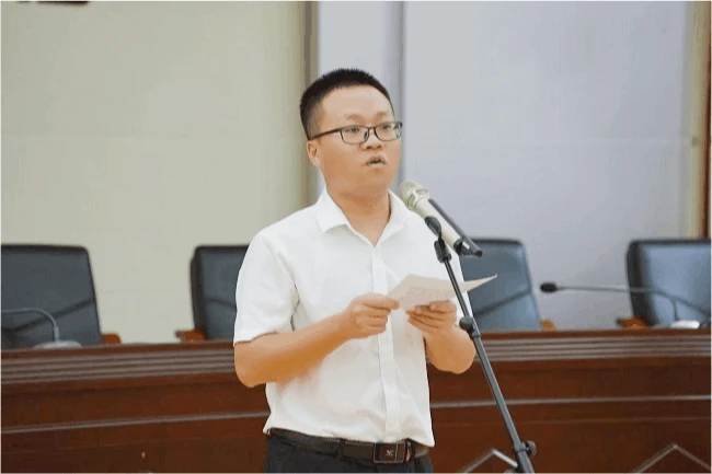 图为:选手演讲比赛精彩瞬间.gif