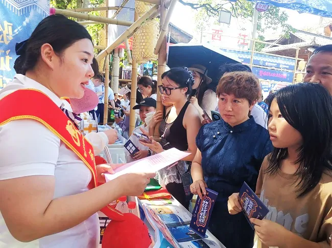 图片：工作人员为游客讲解反诈知识 (1).jpg