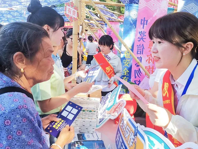 图为：工作人员为老年群体讲解反诈知识 (1).jpg