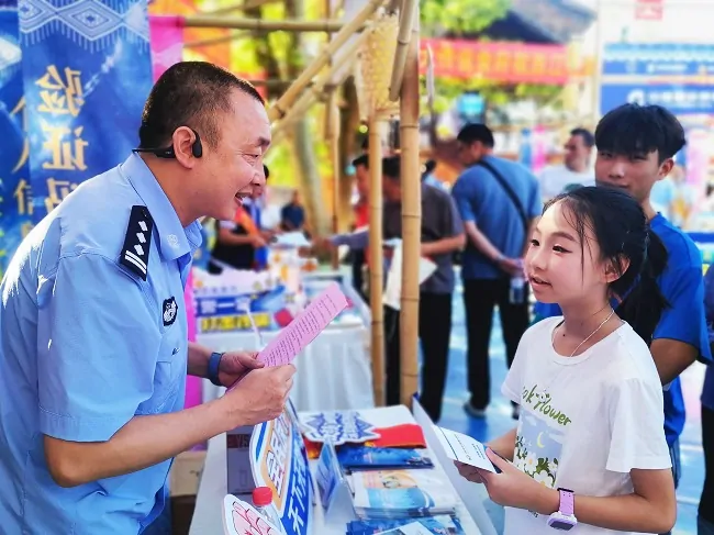 图为：公安民警为青少年讲解反诈知识 (1).jpg