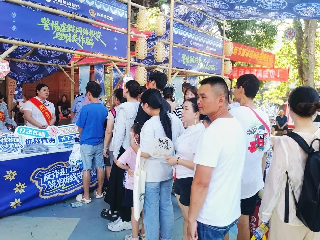 图为：排队参与反诈知识答题的群众 (1).jpg