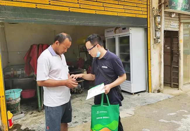 图为：走访商户-为商户办理灾后重建“扶商 榕易贷” (2).jpg