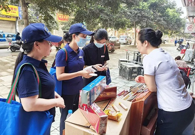 图为：先锋队走访受灾商户-向受灾商户讲解农信社支持灾后重建的信贷政策 (4).jpg