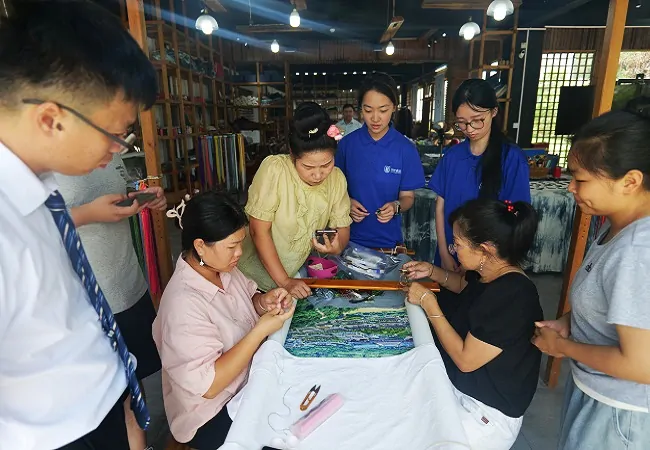学子在苗绣工坊学习苗绣技艺.jpg