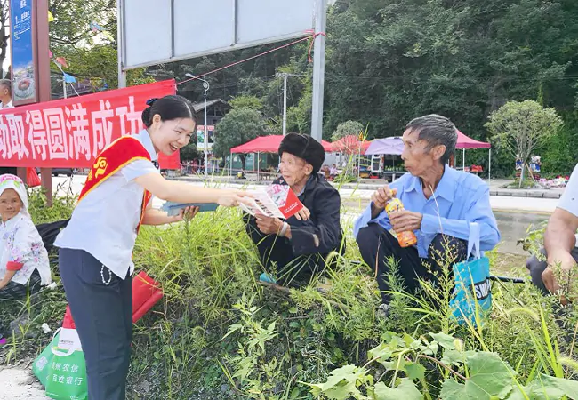 雷山农信联社开展金融知识进苗寨宣传活动