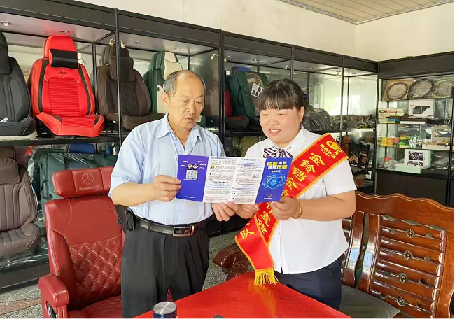 图为 施秉农信联社员工向客户宣传金融知识.png