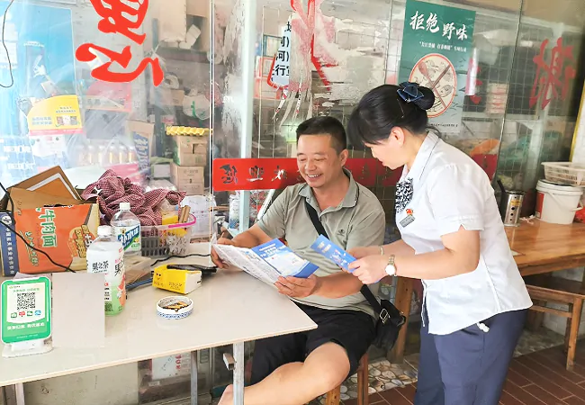 图为：工作人员进商圈开展走访宣传.png