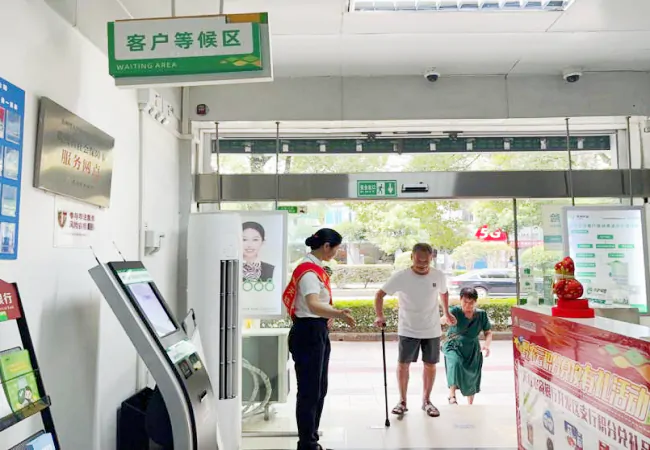 图为：营业网点工作人员“开门迎宾”.png