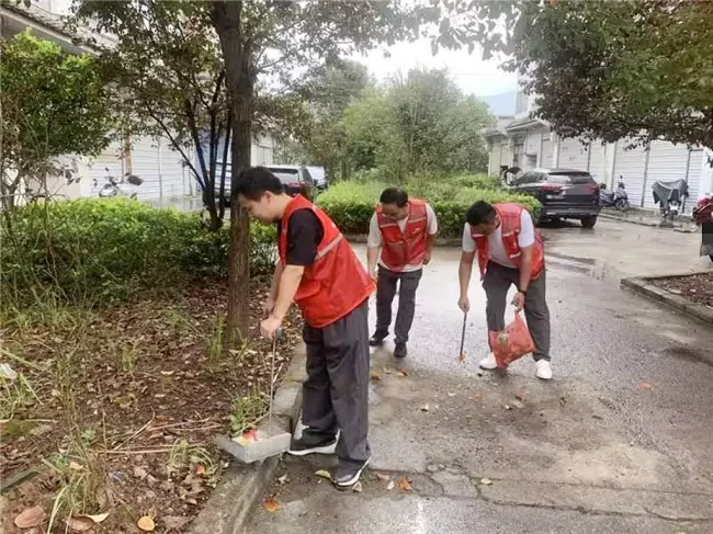 人保财险黔东南天柱支公司：志愿服务进社区，环境卫生焕新颜