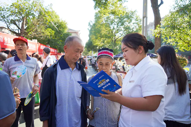 图为：向老年人讲解金融知识.png