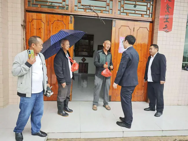 图为:走访慰问困难群众.png