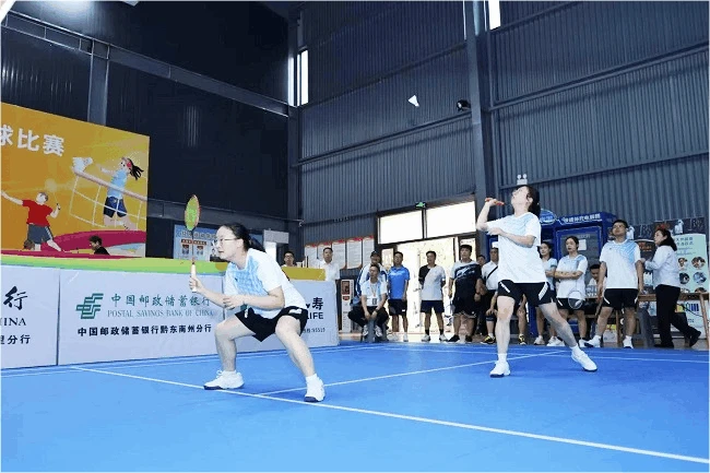 图为:赛场上队员们的精彩瞬间111.gif