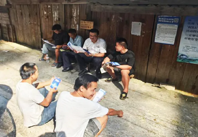 图为:进村入户开展宣传2.png