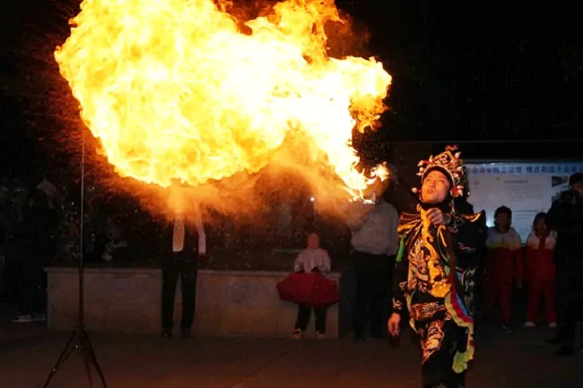 6-喷火表演吹散了深秋寒意.jpg