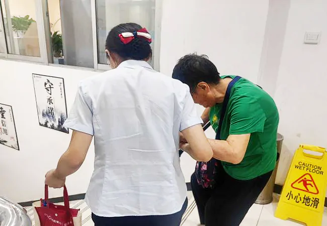 暖的阶梯：银行网点里的 &ldquo;亲情&rdquo;服务