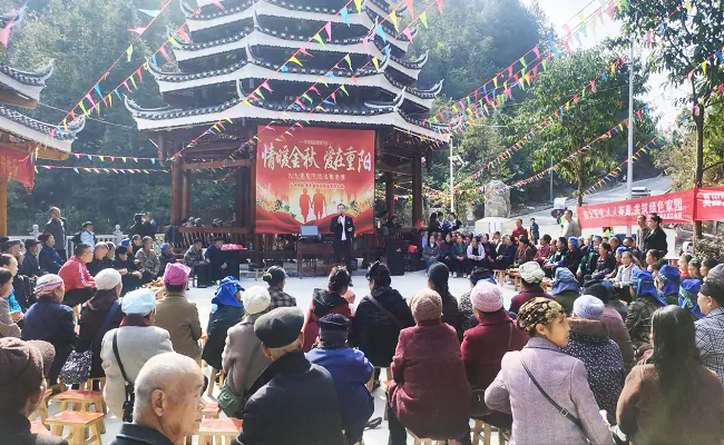 黎平农商银行：重阳节送关怀，金融知识进村寨