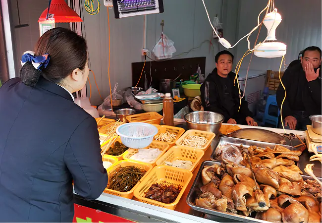 图为 :杉木河分社副主任洪玮带队走访商户为商户讲解金融政策.png